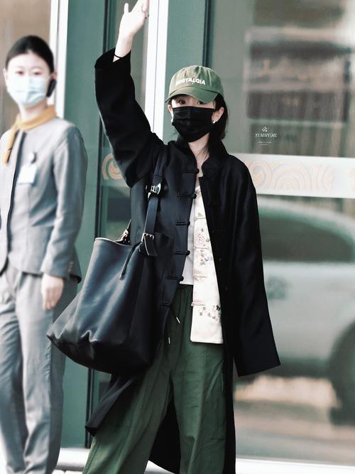 明星穿黑风衣怎么搭配衣服图片