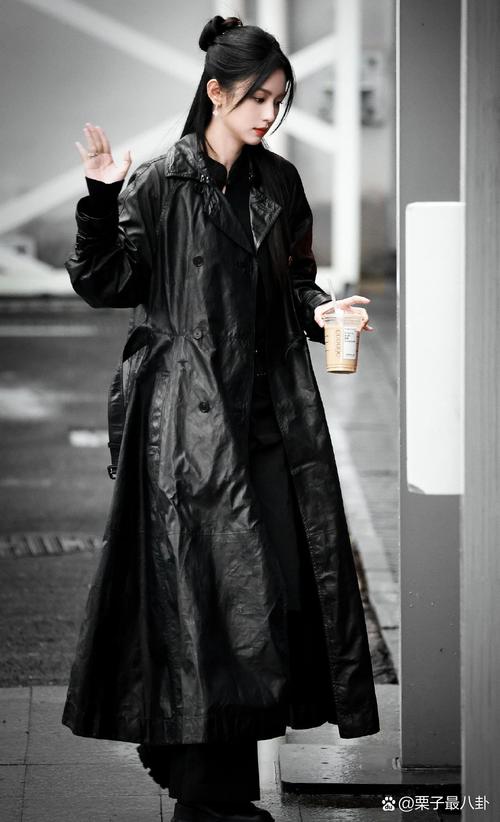 明星穿黑风衣怎么搭配衣服图片