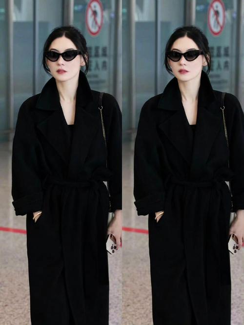 明星穿黑风衣怎么搭配图片