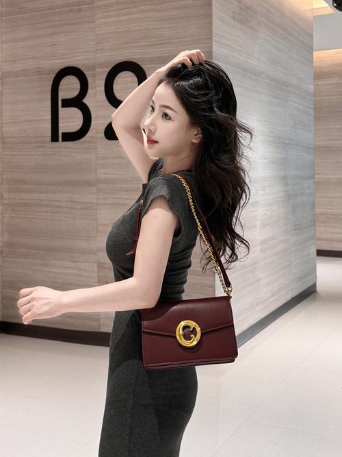 梅红色的包包怎么搭配衣服图片欣赏
