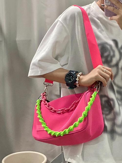 梅红色的包包怎么搭配衣服图片欣赏