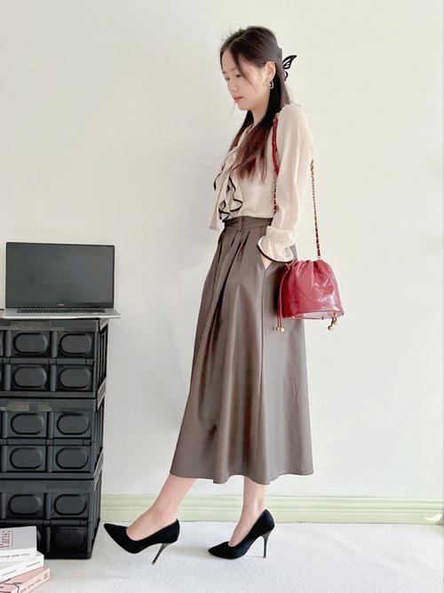 梅红色的包包怎么搭配衣服图片欣赏