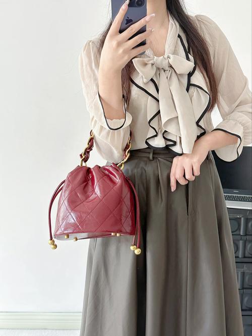 梅红色的包包怎么搭配衣服图片