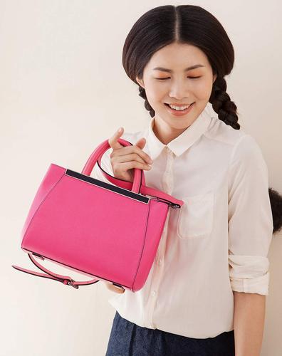 梅红色的包包怎么搭配衣服图片