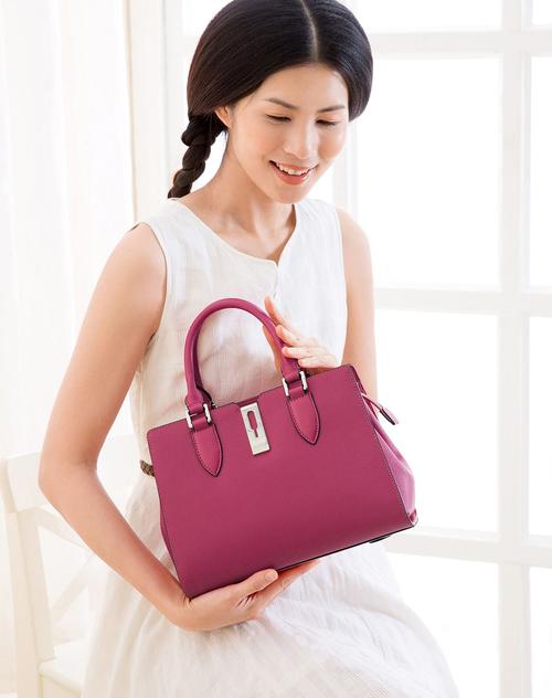 梅红色的包包怎么搭配衣服图片