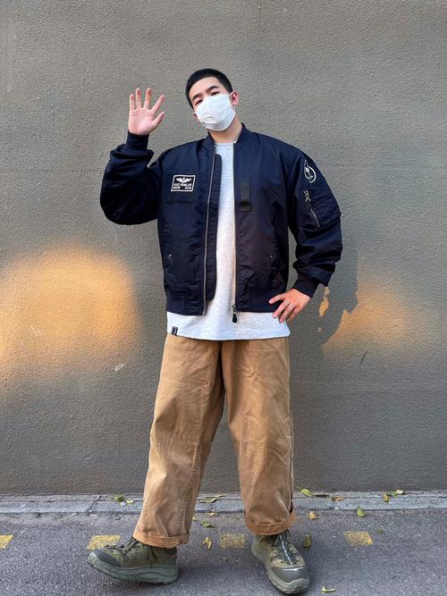 男生肩宽穿什么衣服