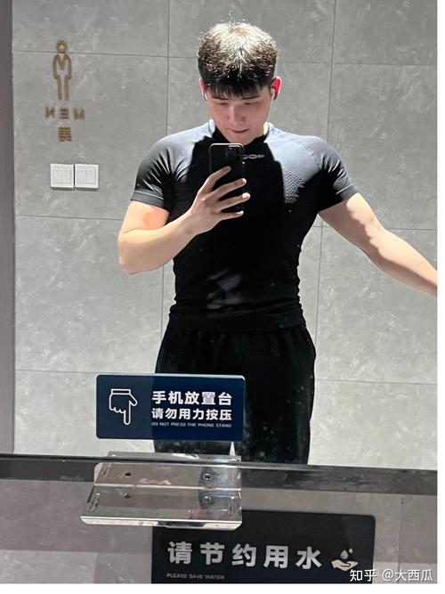 男生肩宽穿什么衣服