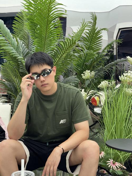 绿色短袖衣服怎么搭配图片