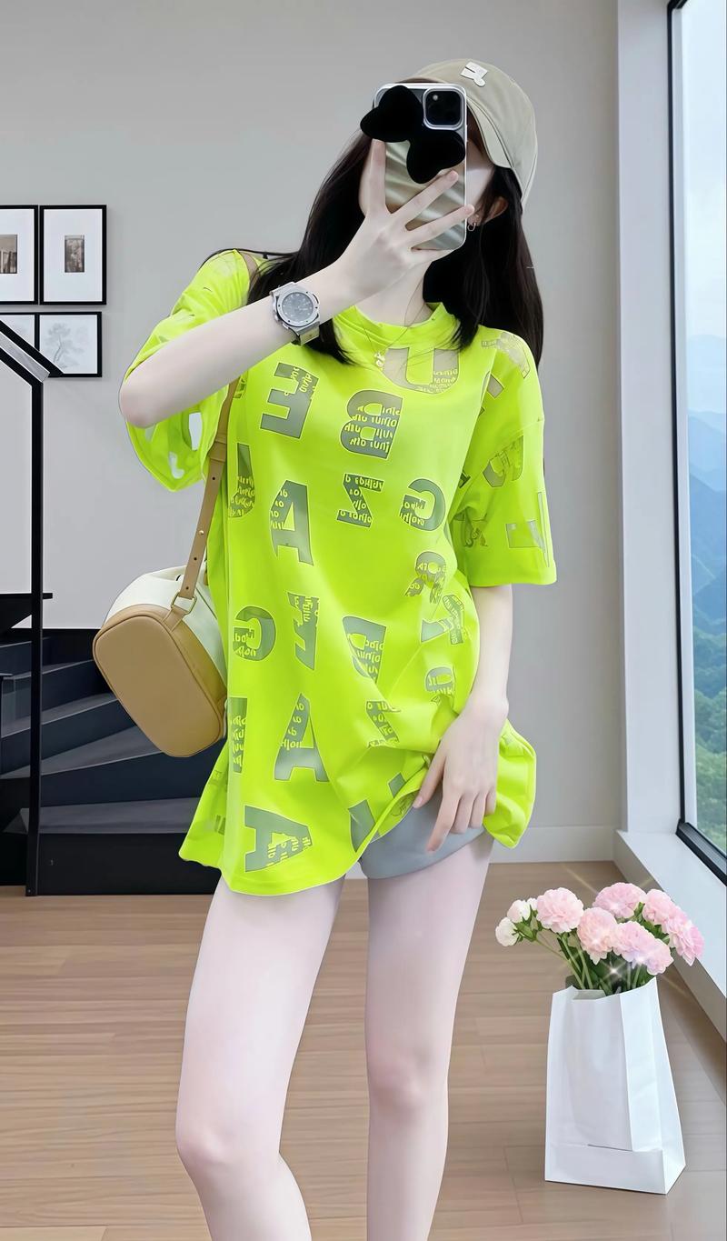 绿色短袖衣服怎么搭配图片