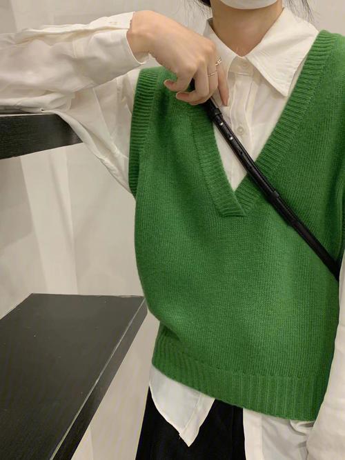 绿色的背心怎么搭配衣服图片