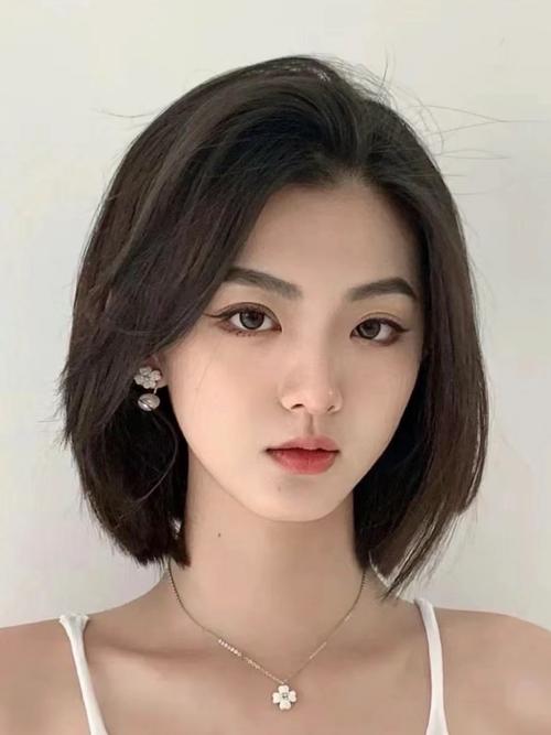 圆形脸适合什么短发
