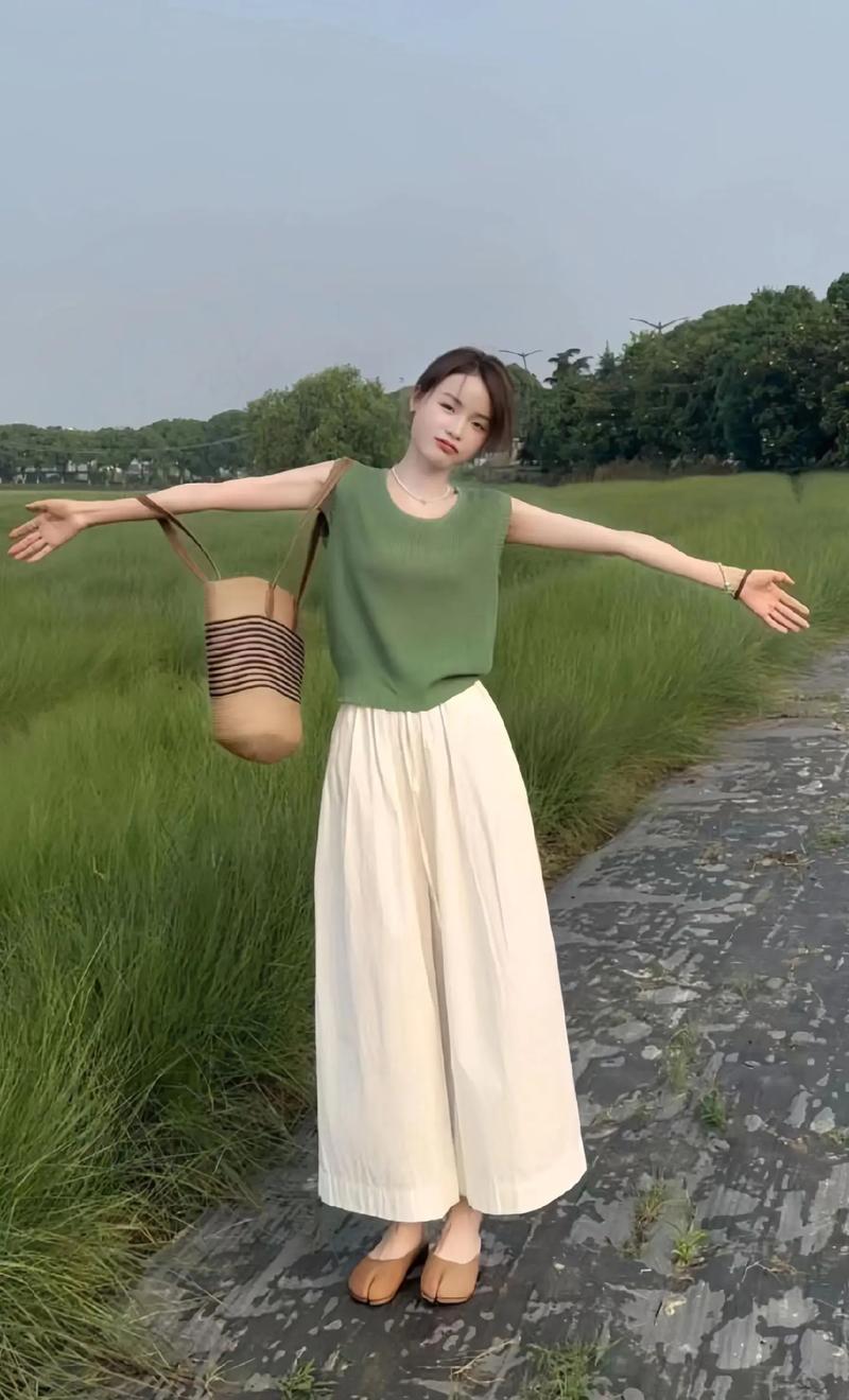 绿色的背心怎么搭配图片欣赏