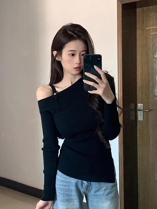 露肩装里面怎么搭配