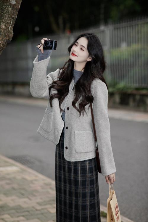 脸小个子高怎么搭配衣服好看