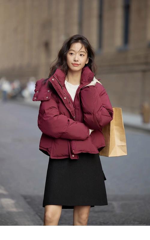 枣红色棉外套怎么搭配什么裤子好看