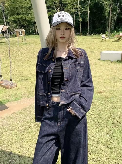 修身版牛仔外套怎么搭配