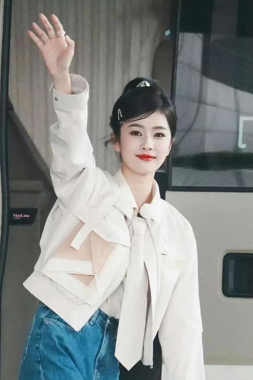 斜刘海怎么搭配衣服好看