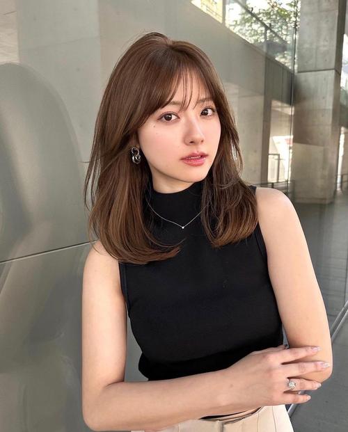 斜刘海怎么搭配衣服