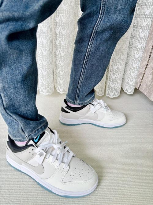 夏天灰鞋怎么搭配衣服