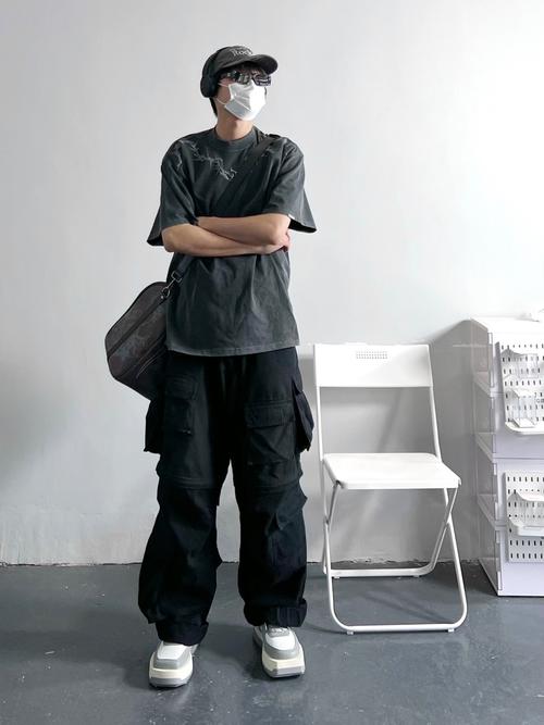 夏天灰鞋怎么搭配衣服