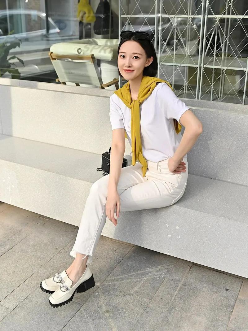 夏天白鞋怎么搭配衣服好看吗