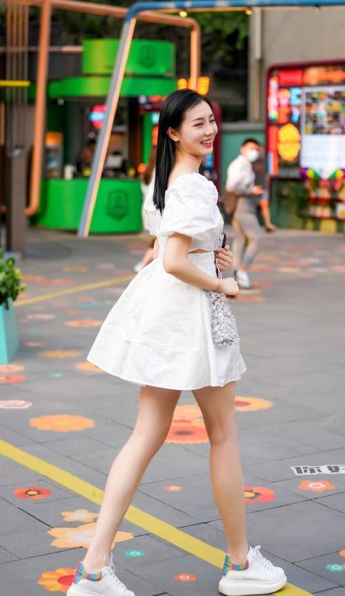 夏天白鞋怎么搭配衣服