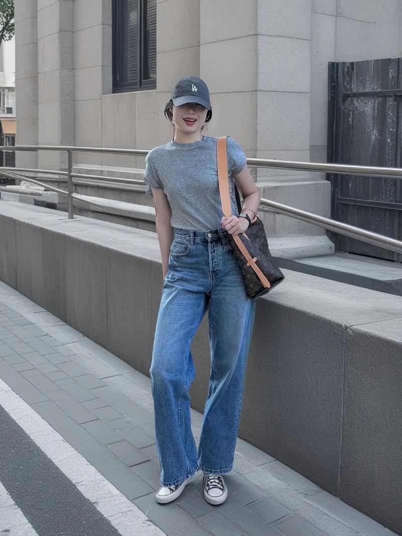 浅灰t恤配什么裤子