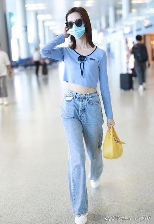 淡蓝裤子配什么上衣