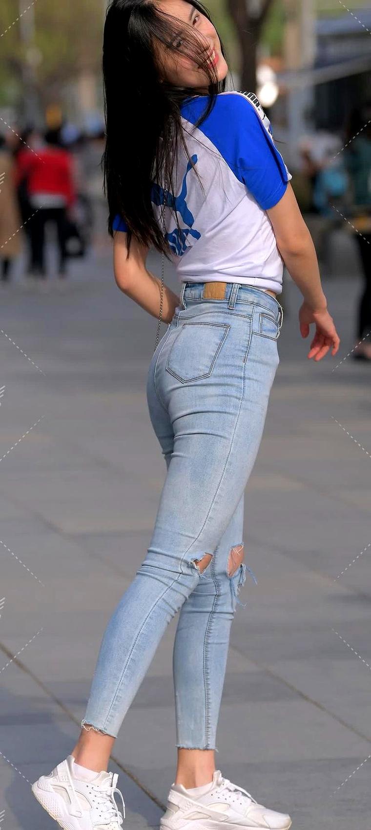 淡蓝裤子配什么上衣