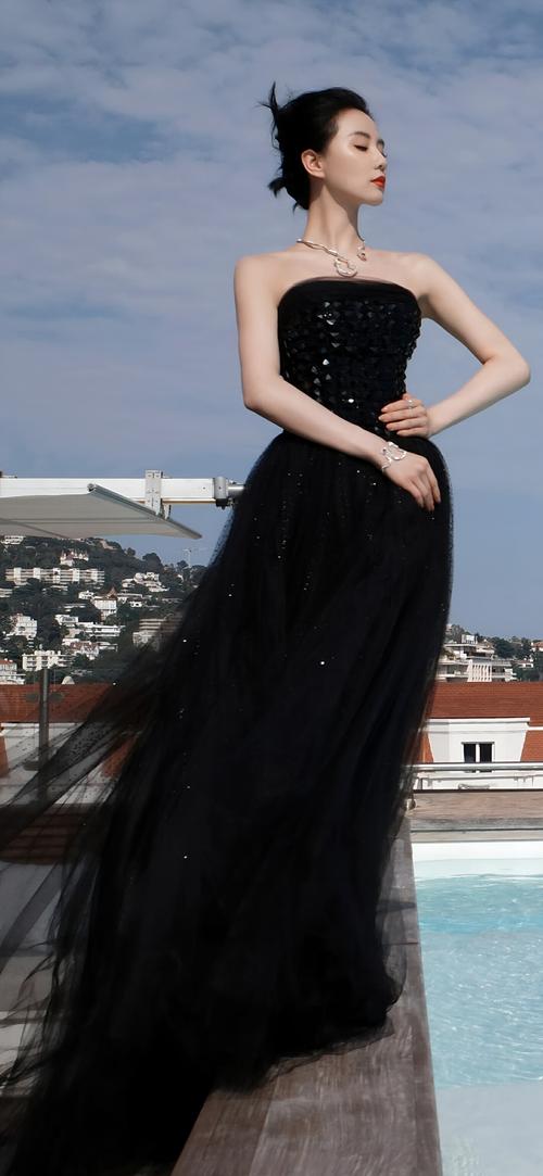 长款黑纱裙怎么搭配