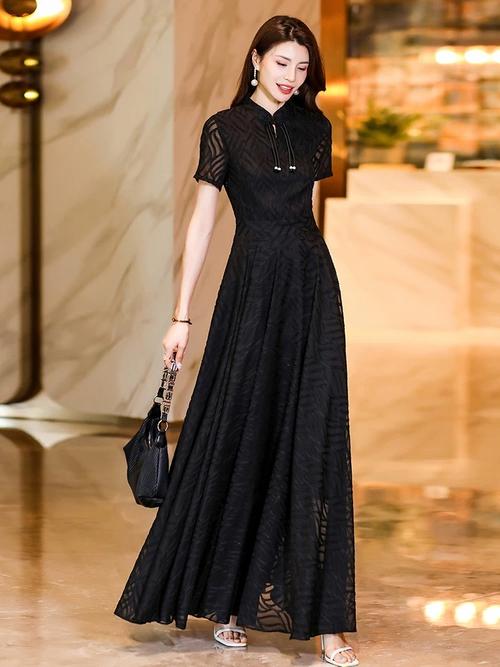 长款黑纱裙怎么搭配