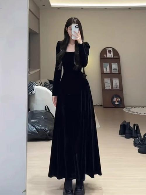 长款黑纱裙怎么搭配