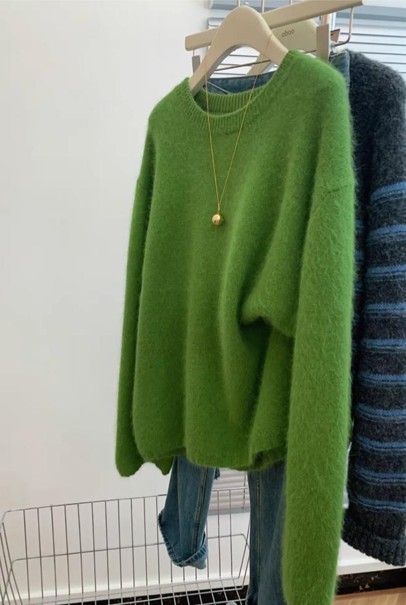 高领深绿色毛衣怎么搭配
