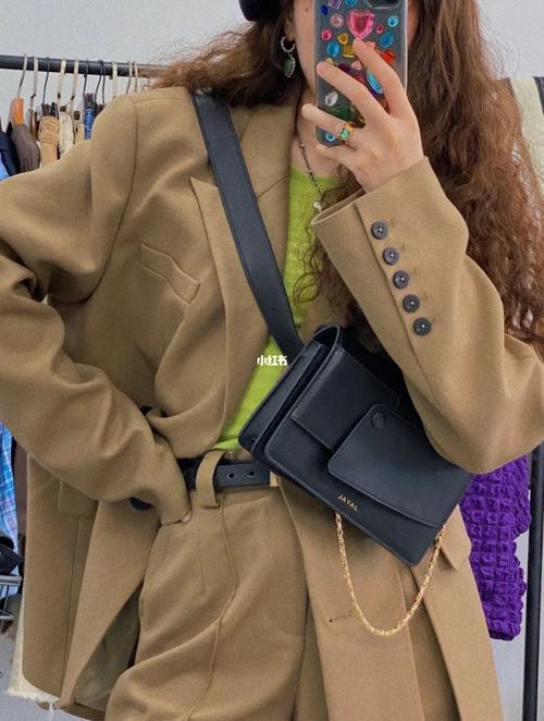 穿西装配什么包