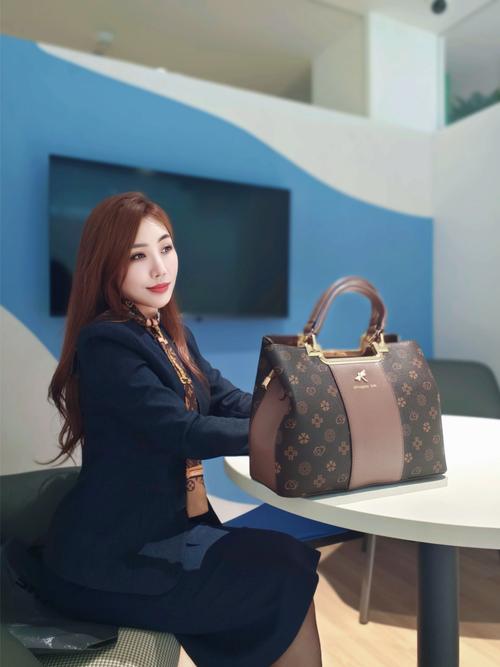 穿西装配什么包