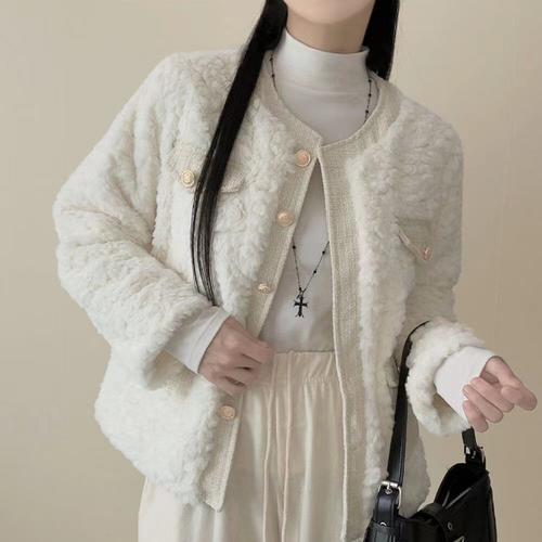 白色毛绒厚外套怎么搭配图片大全