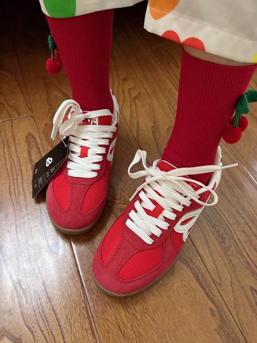 女 红色皮鞋怎么搭配衣服