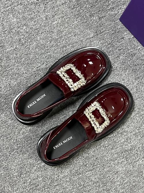 女 红色皮鞋怎么搭配衣服