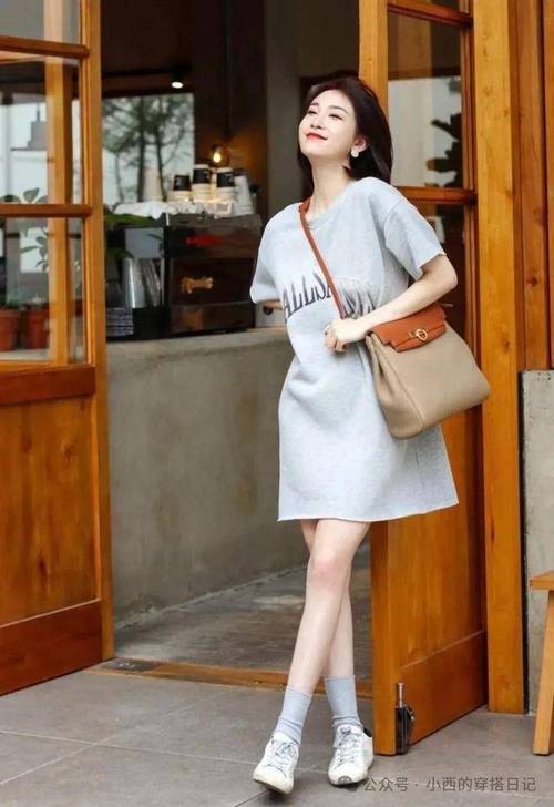 裙子怎么搭配轻跑鞋穿