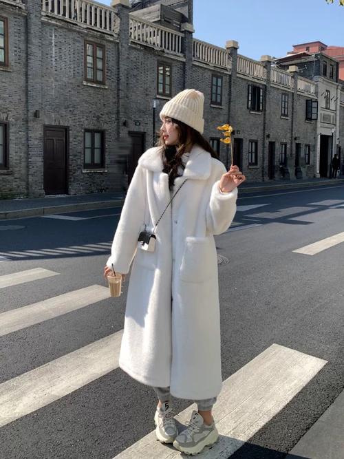 白色长绒毛衣怎么搭配什么裤子好看吗