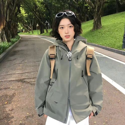 灰军绿外套怎么搭配