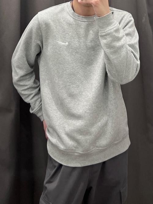 灰军绿外套怎么搭配