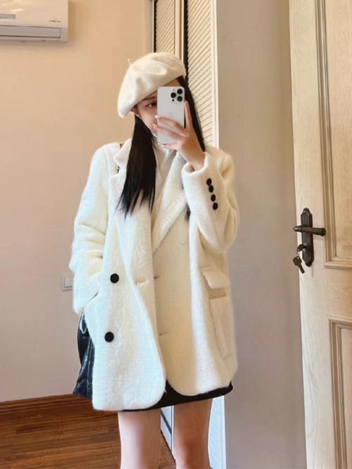 白色长绒毛衣怎么搭配什么裤子好看