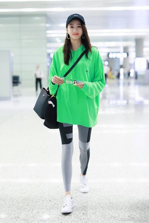 女生军绿色厚外套怎么搭配什么裤子