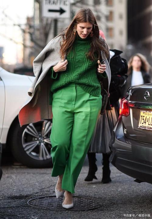 女生军绿色厚外套怎么搭配什么裤子