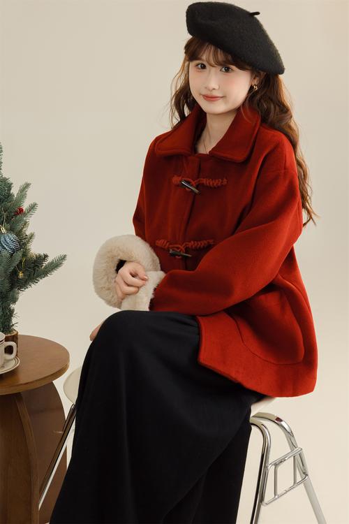 女士冬季毛呢短款外套怎么搭配