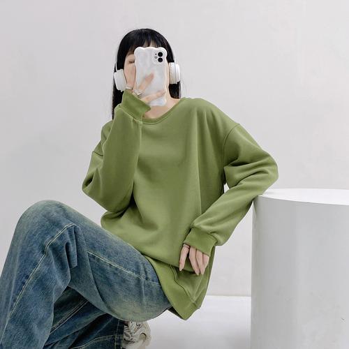 女生军绿色厚外套怎么搭配