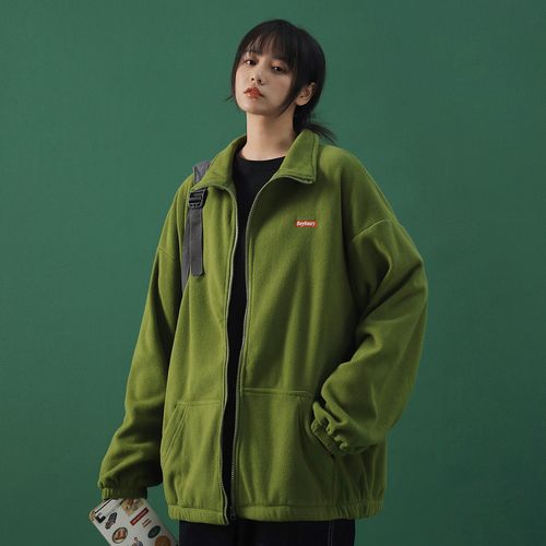 女生军绿色厚外套怎么搭配