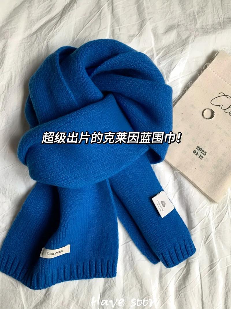 深蓝色风衣怎么搭配围巾