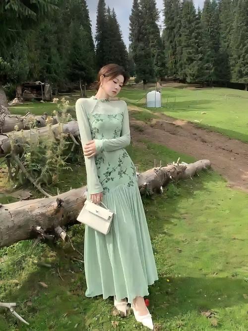 绿色的连衣裙怎么搭配外套